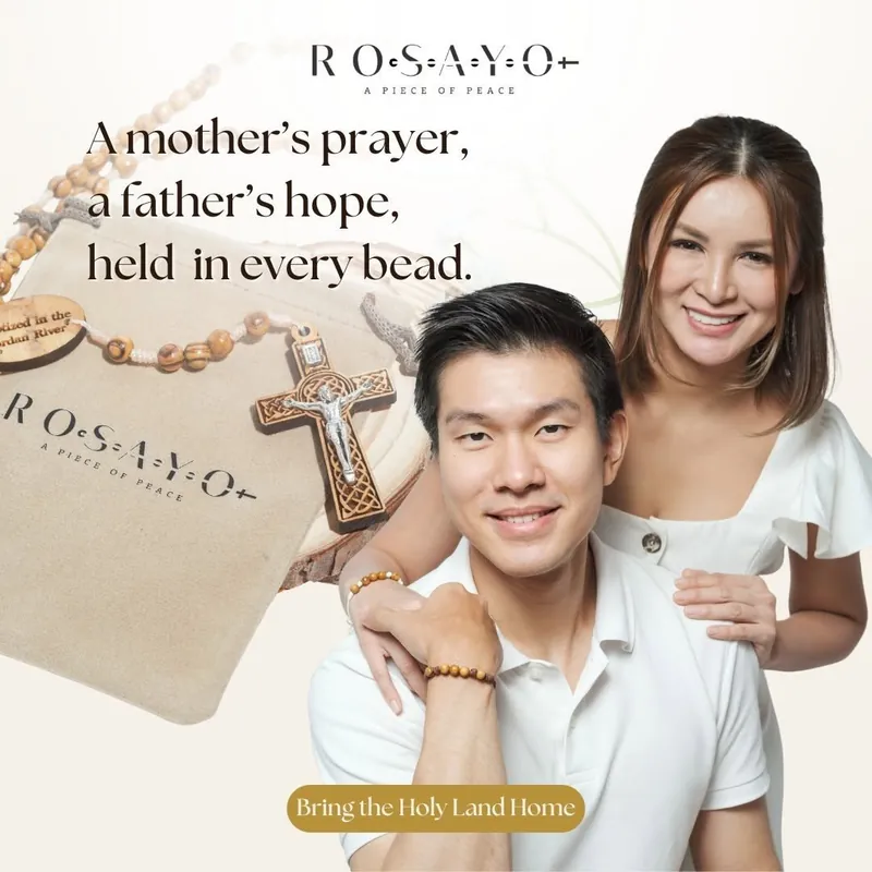 A couple holding a Rosayo rosary and pouch