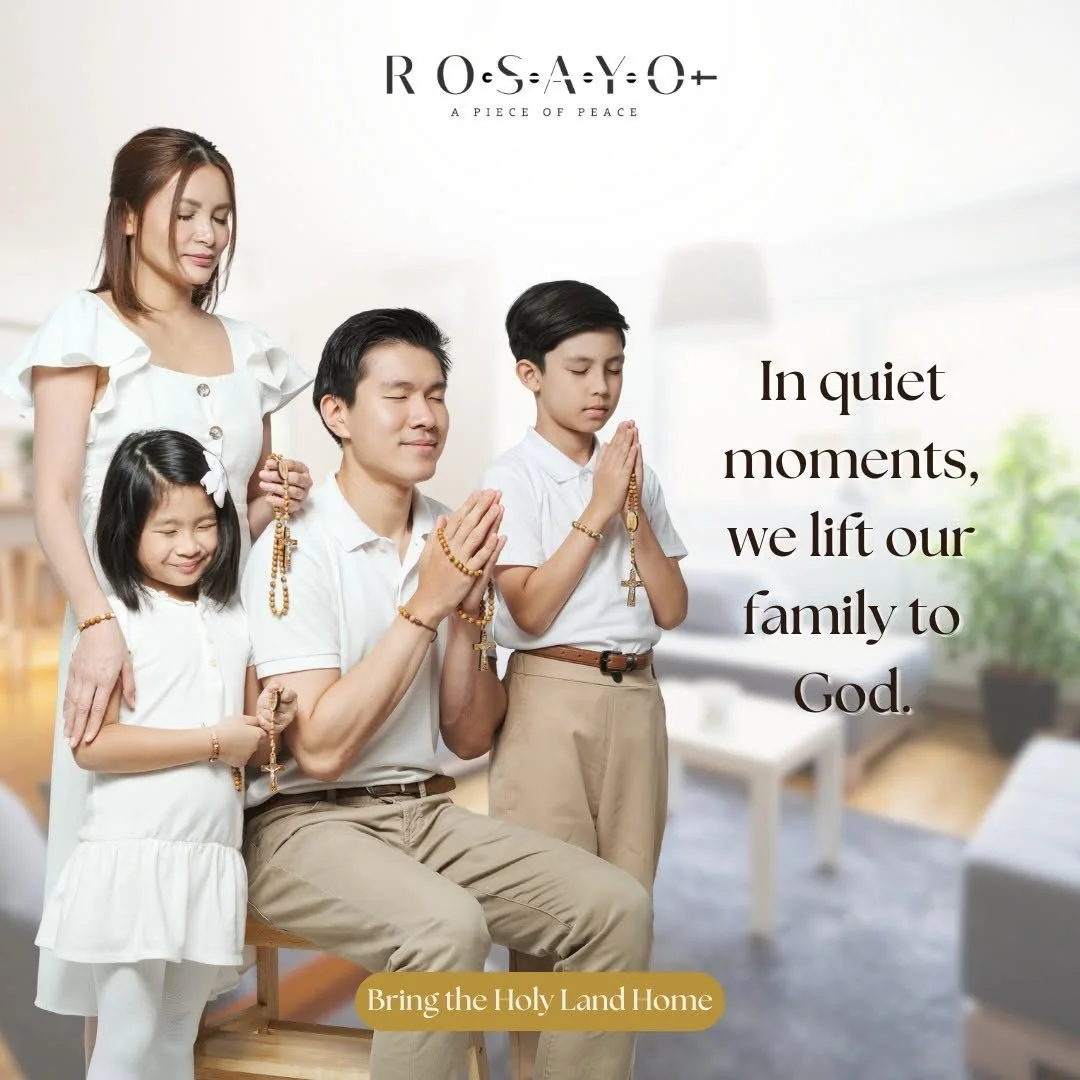 A family praying together with Rosayo rosaries